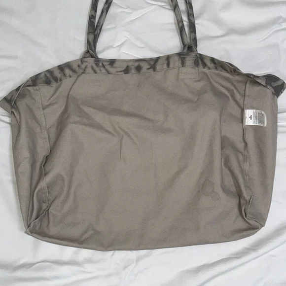 ALO Yoga Gray Tie-Dye Canvas Tote - Picture 4 of 4